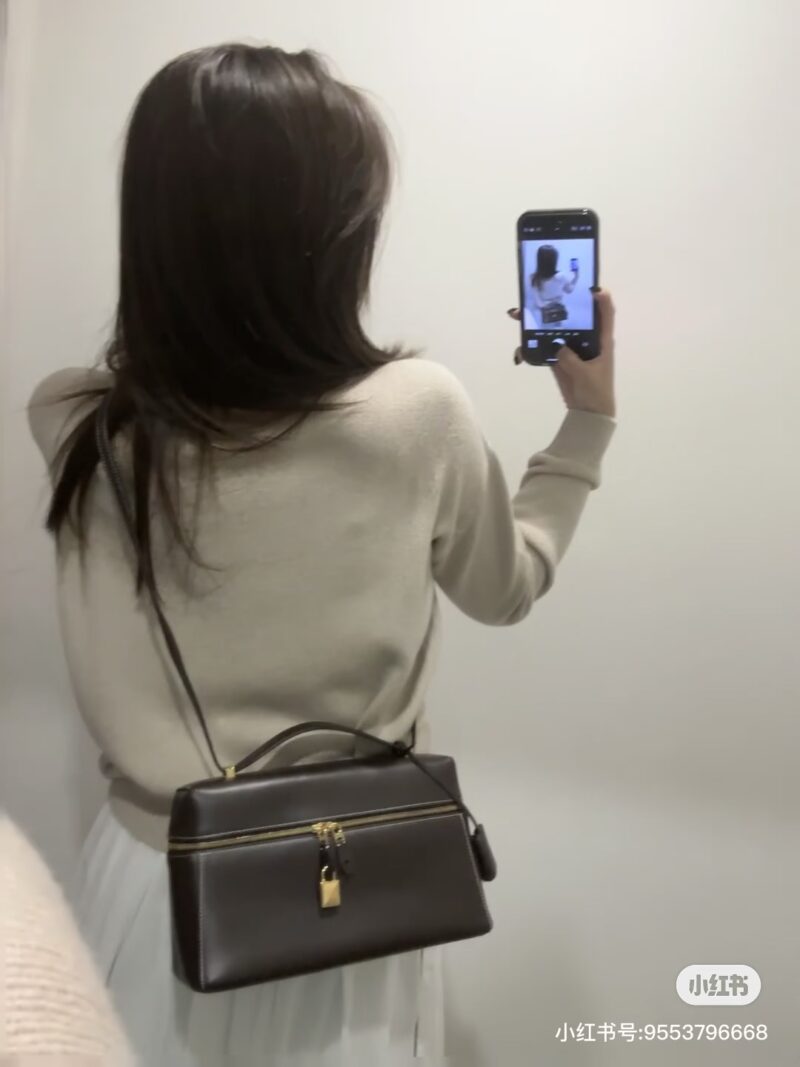 A niche hand-held, one shoulder, and crossbody lunch box bag, fashionable, simple, and versatile! Some people are immediately attracted by this retro niche hand-held shoulder crossbody lunch box bag! Its design is simple yet not simple, full of a s...
