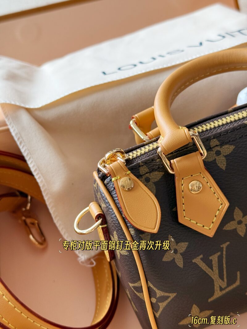 c777b51d77.jpg 225 (box) upgraded again
size:16*10cm
L Home Forever Classic Speedy Nano
Get the same style as Fairy Sister in one second √
Taiwanese customers order vintage flowers+hardware+yellow leather
The shoulder strap can be disassembled and adjusted in l...
