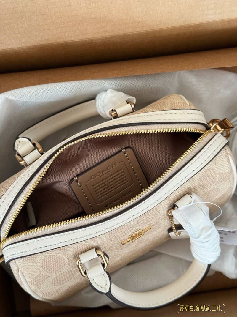 210 (full package) replica version
size：18*12cm
C Home 24ss Pillow Bag/New Product Upgraded Again
Super cute mini Boston
Classic small size
Small body, large capacity!
Channel goods are very rare!
Search Coach Pillow Bag