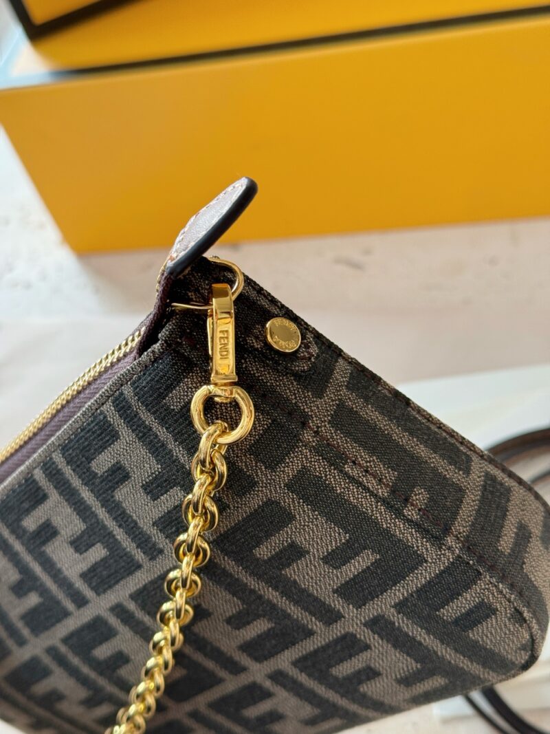c7aecd97e0.jpg 200 boxes
size:20*12cm
A must-have mahjong bag for summer
Fendi Underarm Bag/Mahjong Bag
Really perfect!
Small and cute enough to fit your phone!
Love, love, love!
Handheld, Underarm, Crossarm