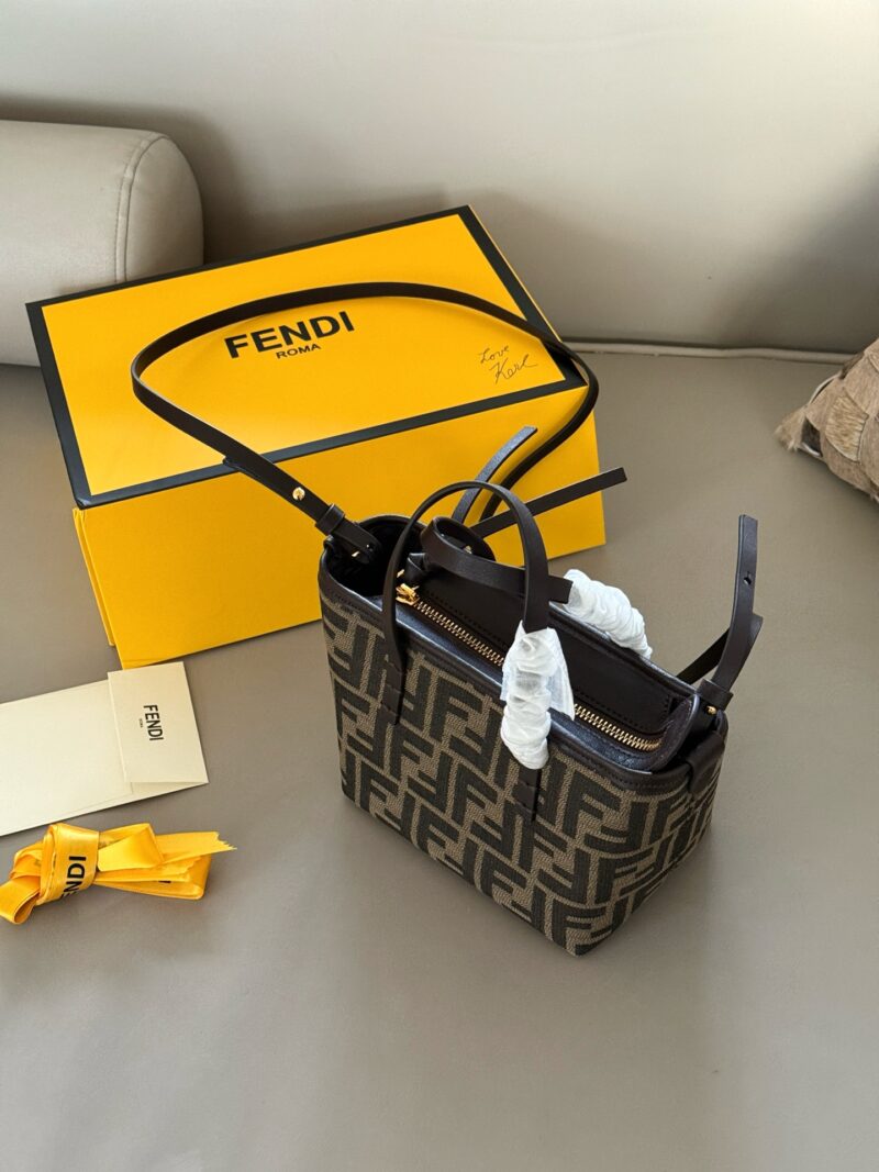 c7c2b65532.jpg 210 box
size:16*13cm
Fendi F Home
This small vegetable basket is really amazing,
I love it so much!
Full of vacation atmosphere,
Although it is small, it can also be packed very well,
A super lightweight small bag that can also be worn diagonally!