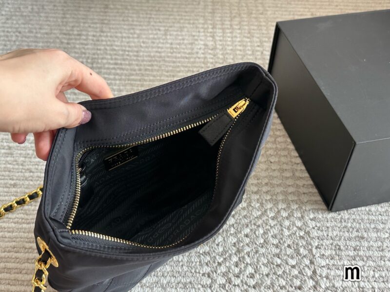 240 boxes
size：20cm
Prada Hobo Vintage Underarm Bag
Zhuzhu nylon chain bag of the same style!
Minimalist yet sophisticated chain bag
Being carried by the celebrity Zhu Zhu immediately became popular!
Nylon is lightweight, practical, durable, and ea...