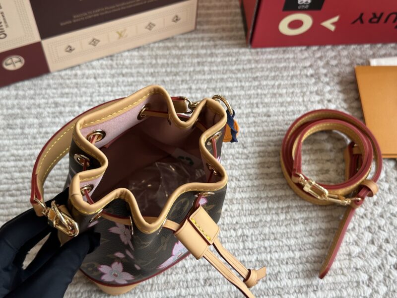 c7d078bbd7.jpg 215 boxes
size:13*16cm
L's new nano bucket bag
Noe bucket bag is super cute!
Old flower ydds!
Get in quickly! Get in quickly!
I really love it! Because it's really easy to match!