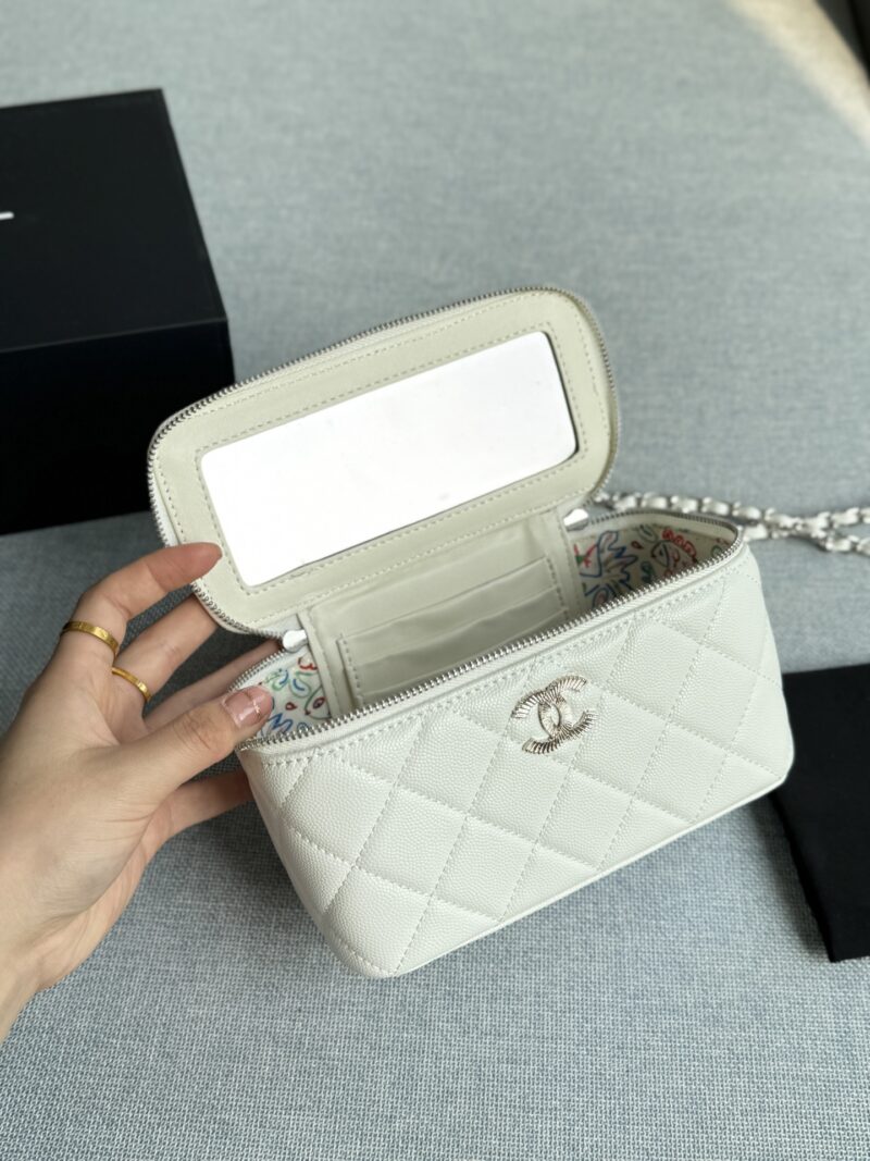 c7d3f6e161.jpg 200 complete gift boxes
size:18×10
CHANEL Thread Logo Makeup Box Makeup Bag Chain Bag Shoulder Cross Shoulder Handbag
Black Silver's wife is really beautiful!!!
The silver threaded double C logo is exquisite with a touch of coolness
Detachable cha...