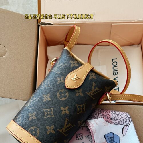 205 box with cowhide
Hot selling collection real-life photos
size：10*19cm
L Home Nano French Fries
Old Flower New Phone Bag
I definitely like it the more I look at it .
New and trendy foldme fries with age reduction!!
?? Free scarves!