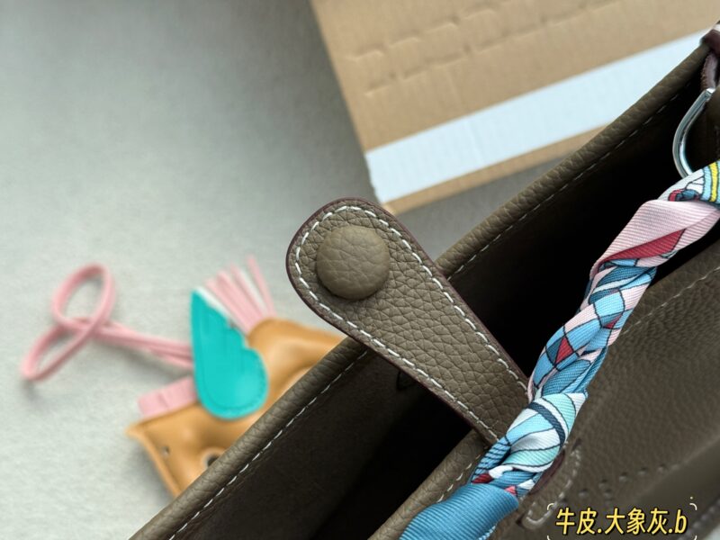 230 sets of packaging/scarves/pendants
size：16*18cm
Evelyn Elephant Grey Mini Evelyen
Looks very high-end and comfortable
Very suitable for daily commuting
And it can be carried or carried
One package is versatile!