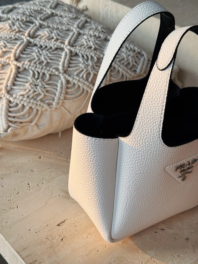 200 boxes
size：18*15cm
Prada Basket of Vegetables
Counter tote bag
leather handbags ?
Cowhide quality ??
Leather wrapped magnetic buckle main compartment ?