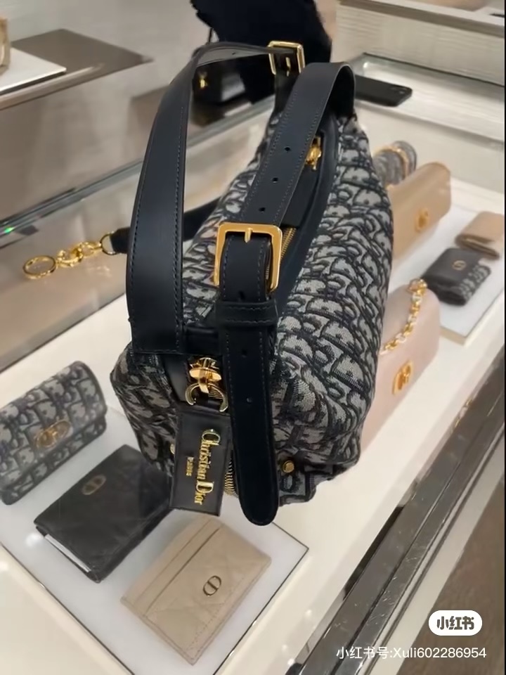 c82fcb013a.jpg Dior 2025 new model! NEw/Online Launch
The new model that will be launched in early spring 2025 is here
The picture is taken in medium size, very casual and fashionable style # toujours # Dior # Dior new style # Dior