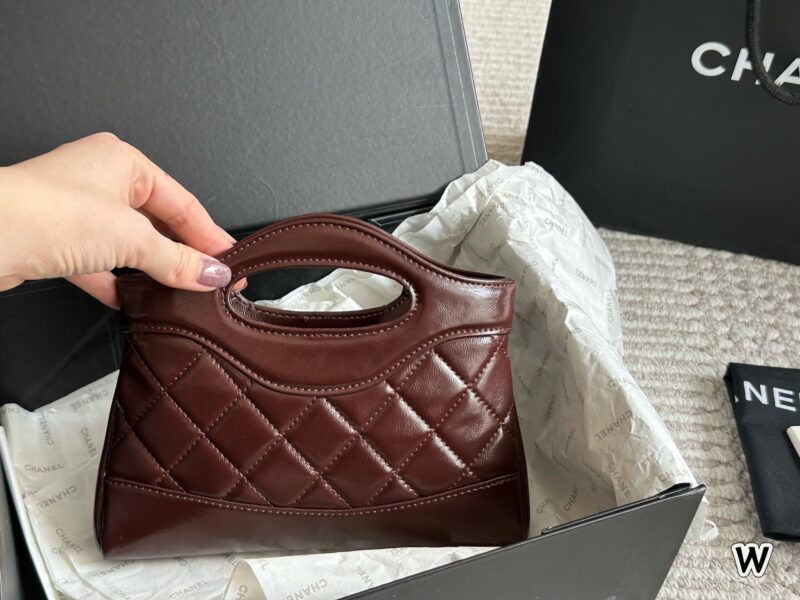c8322070a3.jpg 195 box
size:20*15cm
Xiaoxiangjia's 23a is worth buying
Cute and Loving Horizontal Version 31
Chanel has been replicated again
The new 31 bag model has released a mini size
Who can withstand this!
Xiaoxiang's true love fans must join!
A pack is har...
