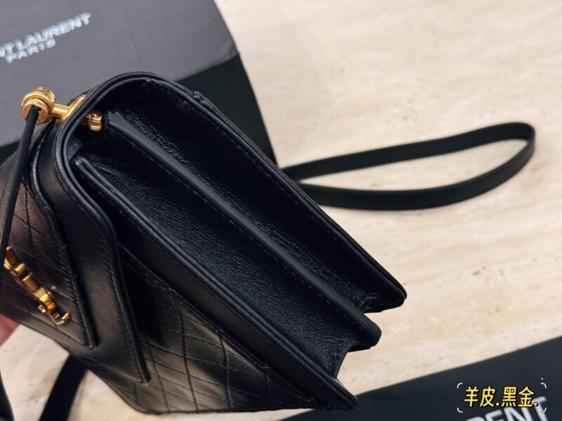 c8350215bb.jpg 310 sheepskin/box
size:20*14cm
Saint Laurent YSL sheepskin envelope bag
Lenscope envelope package
Recommended classic bags!
Especially suitable for summer, dear!