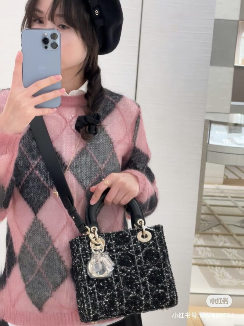 [Lady Dior]。 Coarse black cloth paired with leather. [Lady Dior]. Realistic photo of rough black cloth paired with leather
Triple Queen's Shoulder Strap