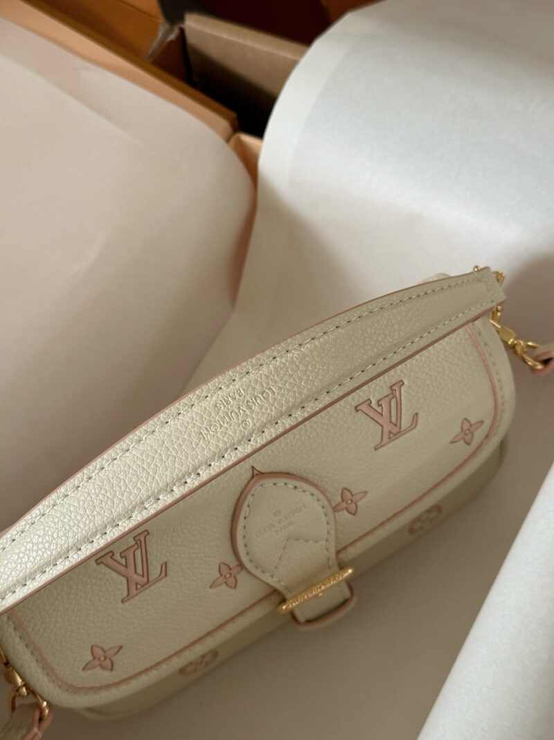 c85a22d9d0.jpg 180 box upgrade version
size:19*11cm
L Family Diane Stick
Nano size has arrived
I can't believe it!
May Women's Bag New Product - Cream Nut Color
Mobile phone+powder+lipstick+lipstick+small tissue+small wet towel