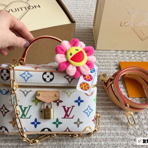 ￥ 260 new white tri color replica box
L's new makeup bag is really beautiful! It's very compact and exquisite, with just the right width to fit far ahead. Even a bigger phone should be fine, it's perfect for spring and summer! Old flowers look great...