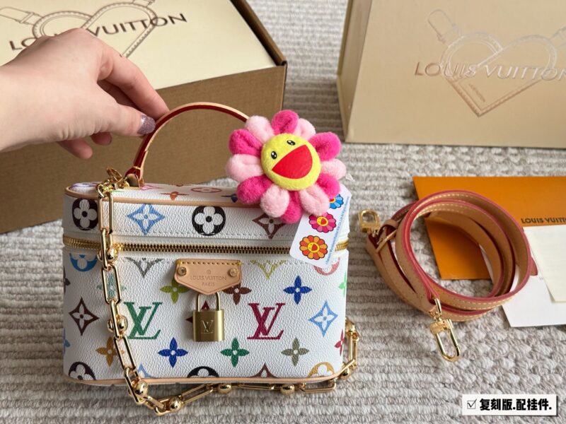 c86a869c09.jpg ¥ 260 new white tri color replica box
L's new makeup bag is really beautiful! It's very compact and exquisite, with just the right width to fit far ahead. Even a bigger phone should be fine, it's perfect for spring and summer! Old flowers look great...