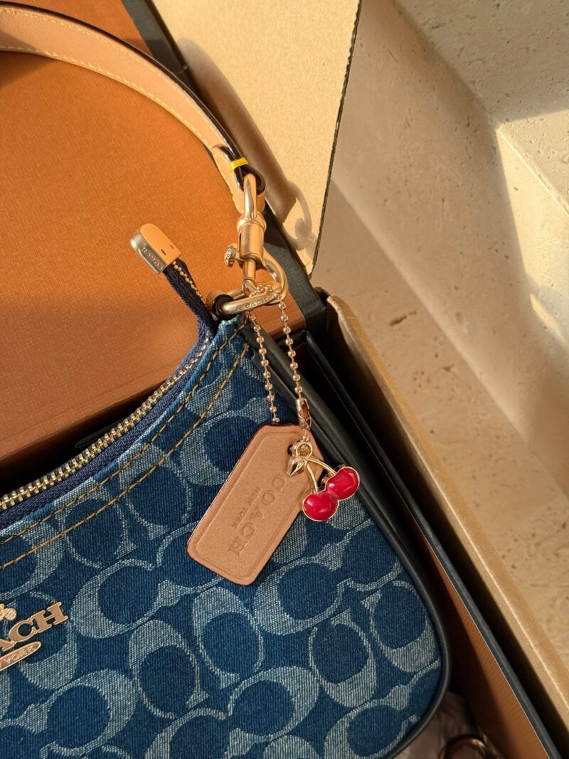 c86f55c224.jpg 230 box upgrade version
size:24*13*7cm
C's Teri armpit bag, fragrant but not delicate
Underarm bag design ceiling!
Equipped with 2 shoulder straps,
Both shoulder and crossbody are acceptable!
level of appearance
Search Coach Coach Underarm Bag