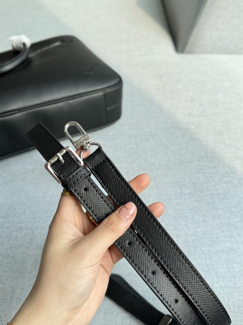 c871fe6ca2.jpg Cowhide 340
size:39×29
LV PORTE-DOCUMENTS Commuter Bag, Office Document Bag, Computer Bag, Single Shoulder Crossbody Bag
Can be carried diagonally or by hand
The capacity is also very large, it can hold files and computers
Black versatile, classic...