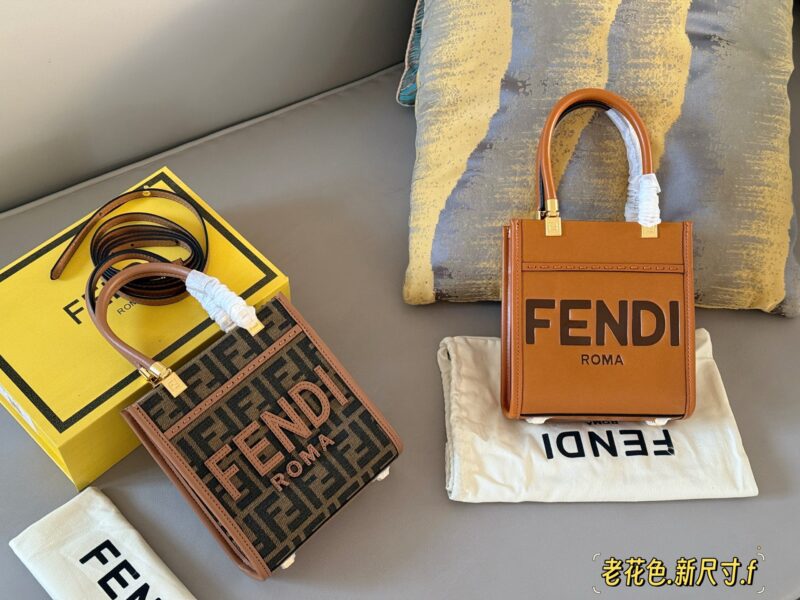 c879264c79.jpg 205 box
size:18*14cm
24ss Fenditote tote bag
A new size has been released
Small tote bags are perfect for daily outings
Practical and versatile!