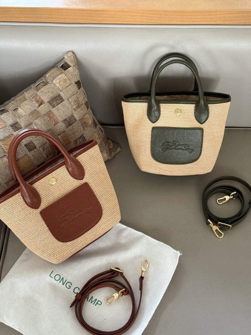c87ed55b62.jpg 200 with 220 boxes
Size: 17 base, 28 width, 19 height (small)
28 base, 46 upper width, 35 height (large)
Summer outfit | Longxiang grass woven shoulder bag
The appearance is too high! Perfect for pairing with various leisure and holiday styles, the S...