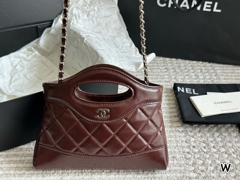 c89717bd00.jpg 195 box
size:20*15cm
Xiaoxiangjia's 23a is worth buying
Cute and Loving Horizontal Version 31
Chanel has been replicated again
The new 31 bag model has released a mini size
Who can withstand this!
Xiaoxiang's true love fans must join!
A pack is har...