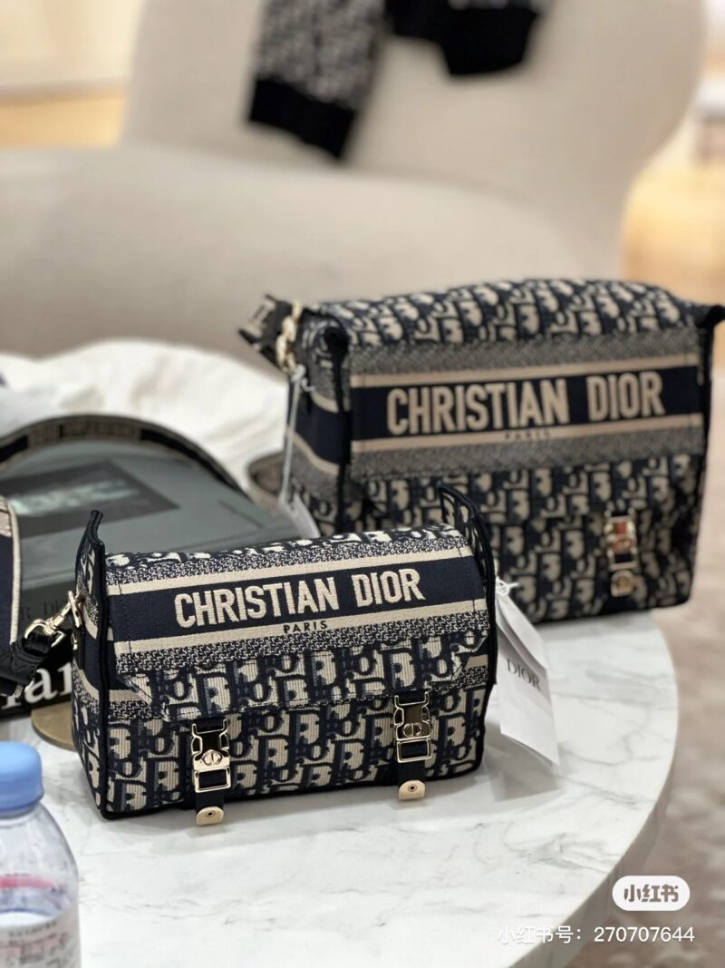 Dior Postman Bag,
Light weight, large capacity, can fit all daily needs
Oblique Jacquard Canvas Fabric is Versatile and Durable # Dior