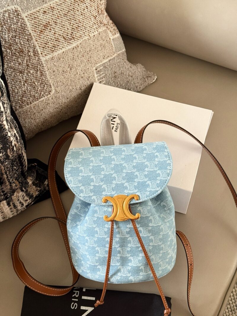 c89f036dca.jpg 240 boxes
size:18*22cm
Versatile small backpack for all seasons
Celin Triumphal Arch Cowboy Backpack
Practical and full of retro feel
Although compact, it is very easy to fit,
A small backpack suitable for carrying all year round!