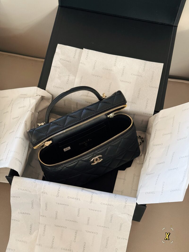 c8c517ca45.jpg 220 boxes
Size: 20 (base width) * 12cm (height)
Xiaoxiang Family Lunch Box Pack Lp
A popular bag that catches the eye at a glance
Really cute
Can be sweet or salty
You can hold it by hand, shoulder and back. The chain length is just right
It also has...