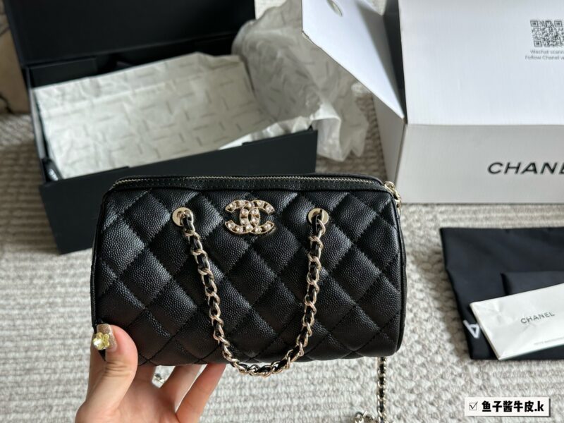 Chanel Boston P260
Chanel 25P Bowling Bag Elegant Beauty
#The bag is not duplicated, Chanel black with white border Boston 25P bowling ball 6 Boston! Carrying a crossbody, both phones can fit in! Still comfortable and durable, the market is very obvi...