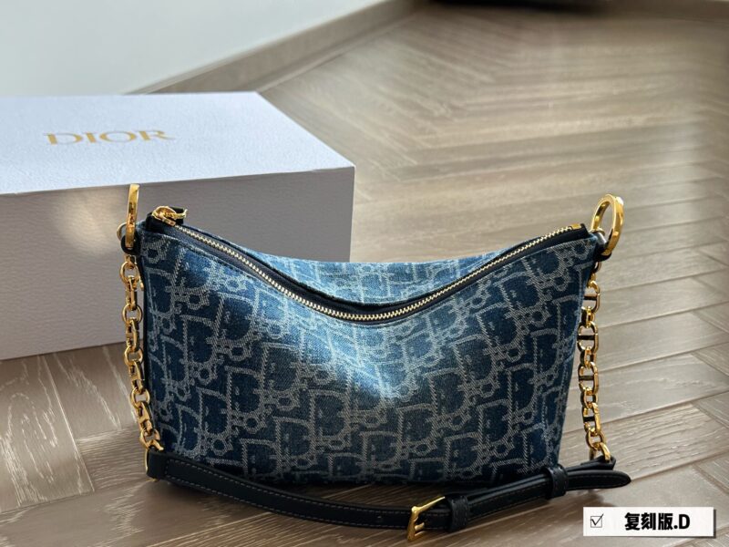 c8cf807bfb.jpg ¥ 245 replica original fabric
CD lunch box packaging is the king of cost-effectiveness in the CD market
Hobo star Chain Handbag Series
Upgraded lunch box bag, practical design, equipped with adjustable long shoulder straps, greatly enhancing practic...