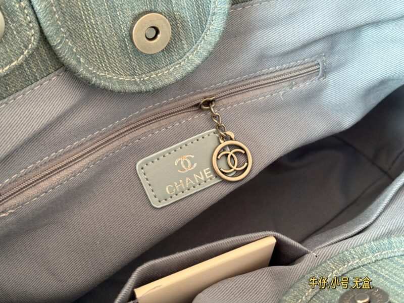 c8d218cd0e.jpg 260255 without box
Size: 38 * 30cm (large)
33 * 25cm (small)
Xiaoxiangjia Cowboy Beach Bag ?
Arrange it! Arrange it!
This beach bag released this year is so beautiful!
Washing old models with water gives them a more luxurious feel