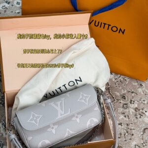 195 full set of packaging
size：23*12cm
L's new Ivy embossed model
New taro purple LvIvy armpit bag
The new color is really beautiful!!
This lavender is gray toned lavender!
It's both durable and gentle!
Why are designers so good at color matching!