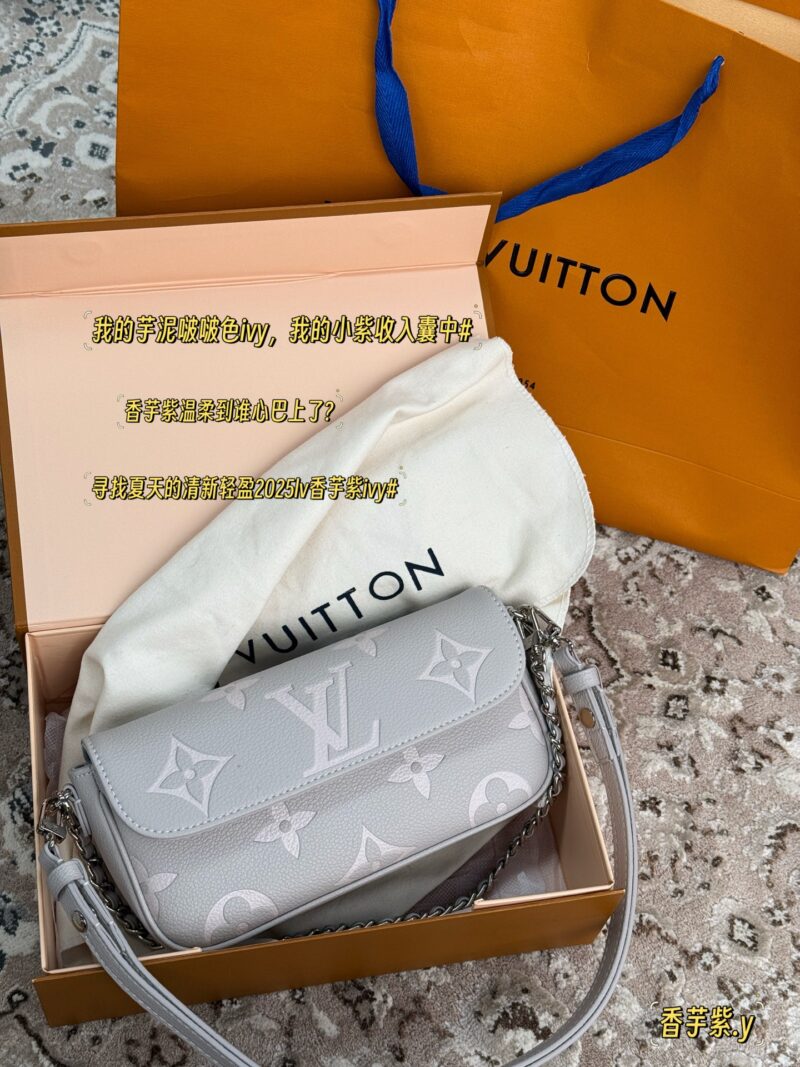 c8e4ae2489.jpg 195 full set of packaging
size:23*12cm
L's new Ivy embossed model
New taro purple LvIvy armpit bag
The new color is really beautiful!!
This lavender is gray toned lavender!
It's both durable and gentle!
Why are designers so good at color matching!