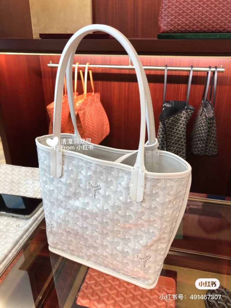 Goyard double-sided tote small shopping bag perfectly matches summer. Recently, major brands have released mini models, and the popular dog tooth is no exception. As soon as I heard about the mini, I found it very cute and suitable for little girls. ...