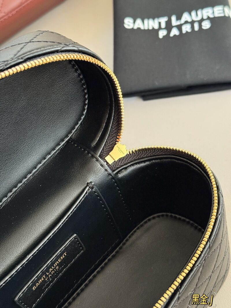c8f8756c21.jpg 235 box
size:19*11cm
YSL New Style | Exquisite Small Box Bag
The new and well behaved Gaby handbag can be carried by hand or slung diagonally
Put all the daily items down