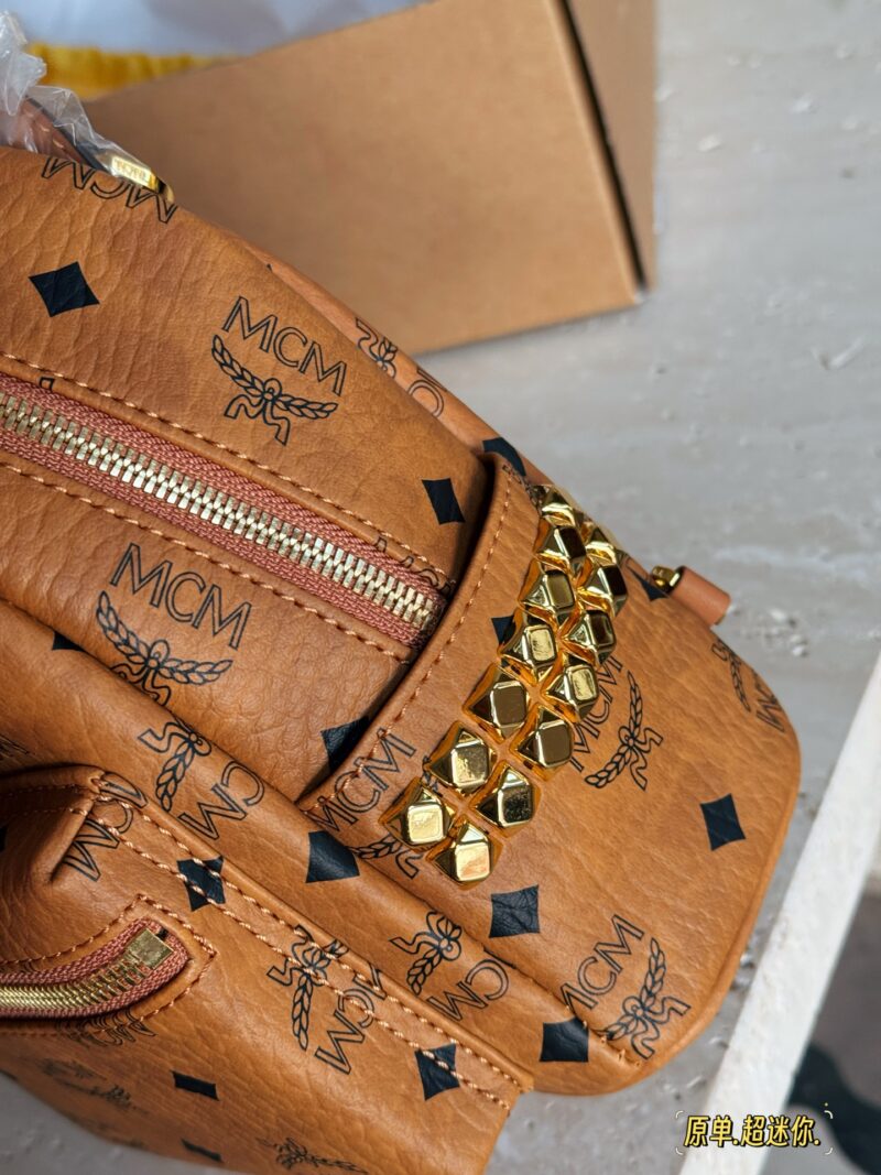 c9196ca246.jpg 235 original box order
Size: 17 * 21cm (ultra mini)
MCM Super MINI Backpack
Equipped with two detachable shoulder straps,
Satisfy both shoulder and crossbody needs
Since I bought this small backpack
More and more fond of MCM, with exquisite workmansh...