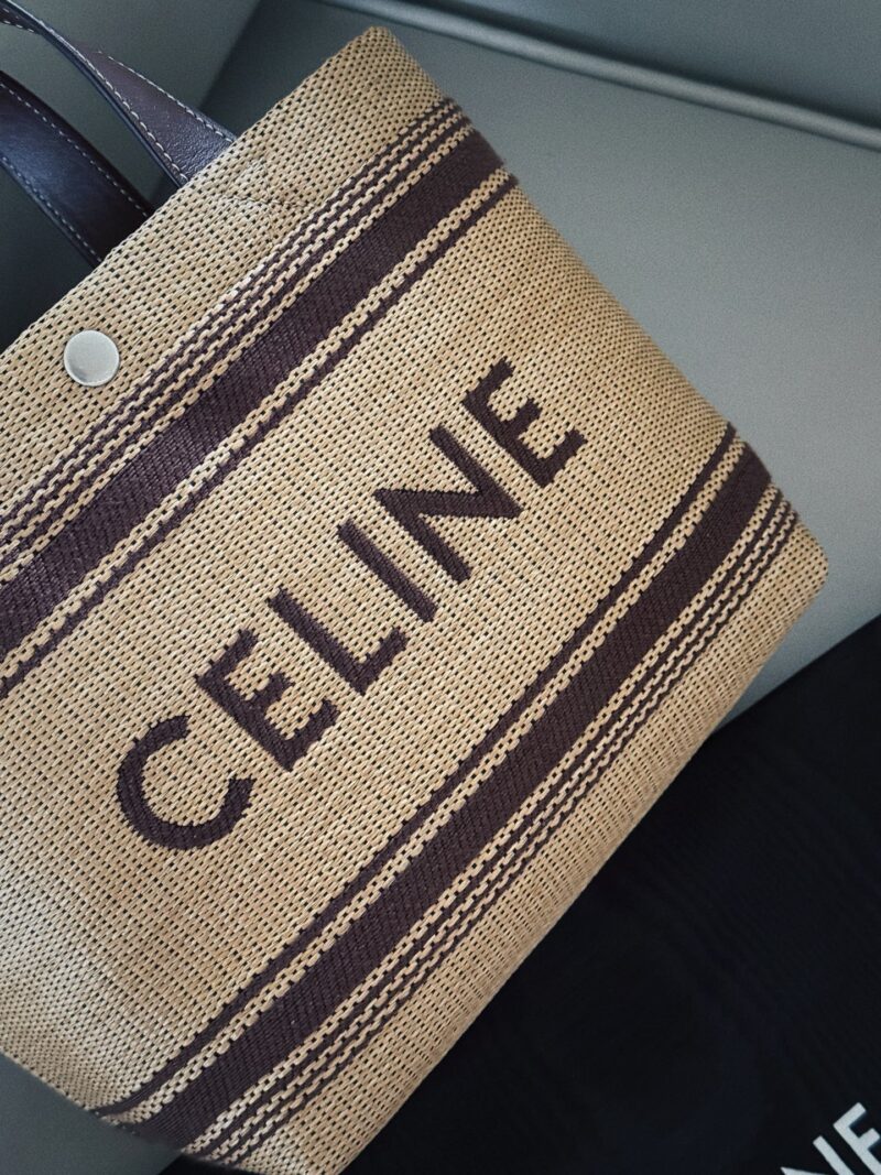 c92326c6d0.jpg 210 without box
Size: 21 (bottom) * 30 (top width) * 20 height
Celin woven bag, a must-have for summer#
This is super practical!
Everyone should praise it on their backs