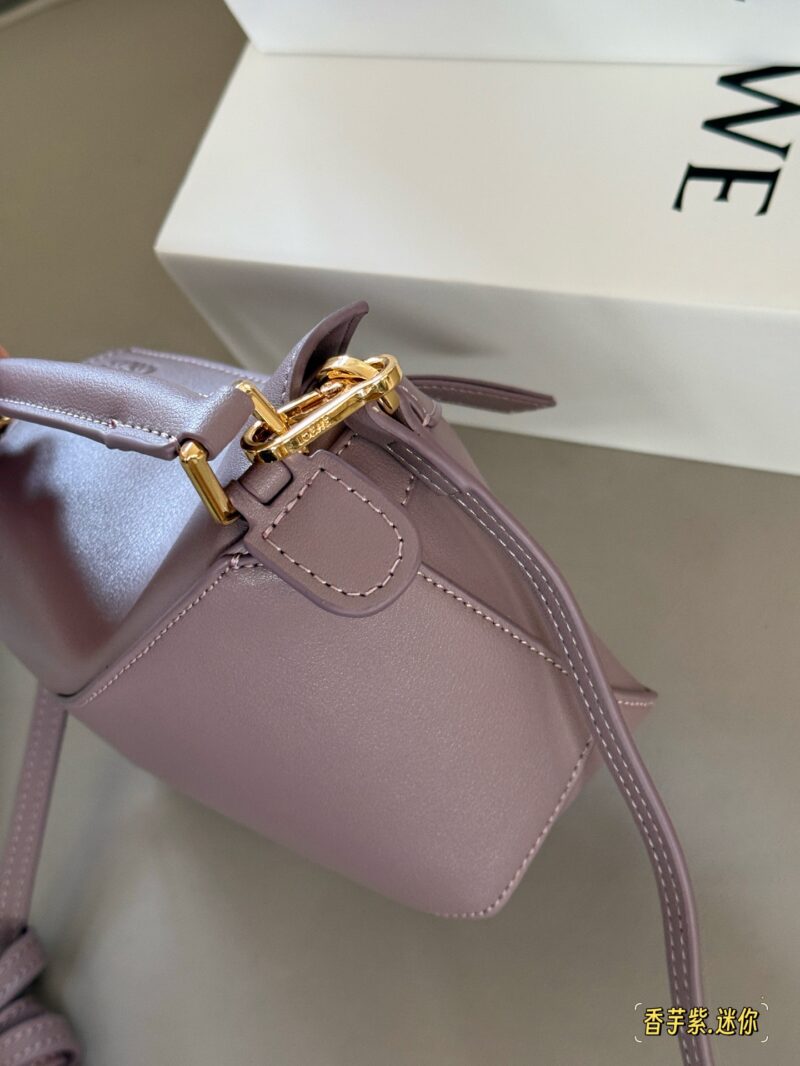 c926c58f24.jpg 235 box
Size: 18 * 10cm (mini)
Loewe Geometry Package Puzzle
Truly cannot be missed,
?? Cowhide quality!
Completely hold on!
Even high-level ones have to overflow