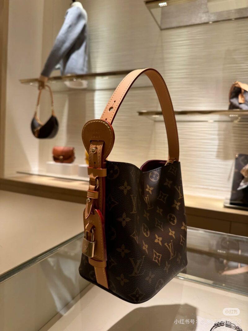 Heart LV vintage AllinBB, it's here
This handbag is made of Monogram canvas paired with glossy metal pieces, showcasing a classic style with iconic padlocks and nameplates. Adjustable shoulder straps continue the brand's box making heritage, while le...