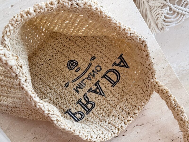 165 boxes
size：37*30cm
Prad. Vacation Lafite Grass Tote
I really want to go on vacation ??
Search for woven shopping bags ?