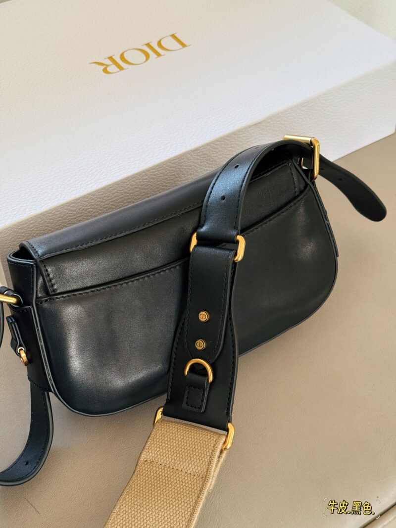 c93f0242e6.jpg 360 box cowhide
size:24*14cm
Top up super cool DIOR Streetchic handbag
The large metal plaque design has a cool punk vibe from ancient times!
The wide shoulder straps are adjustable on both sides, allowing it to achieve multiple back styles