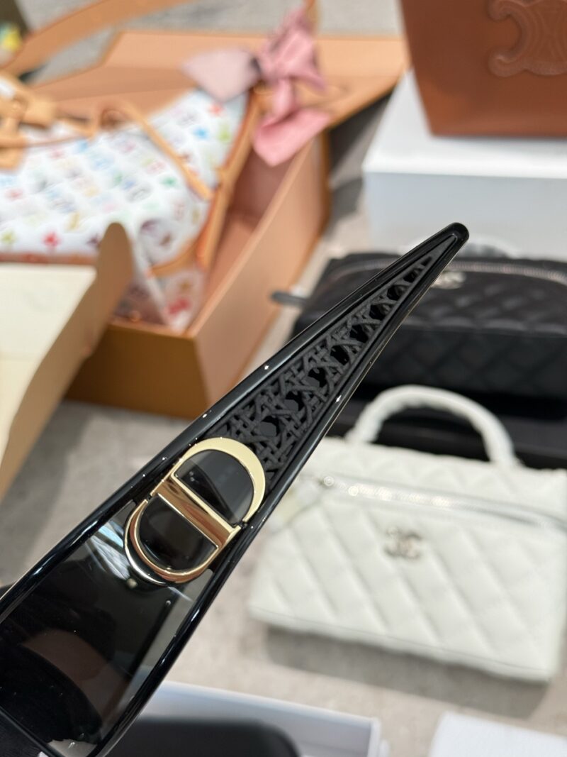 c93ff74800.jpg Actual delivery photo p215
The D family headband and sunglasses that fashionable bloggers wear!!
Kanda, who was in charge of sunglasses in ancient Greece
Recent new favorite - Dior headband sunglasses
Really roar, look at it
You can also take it off ...