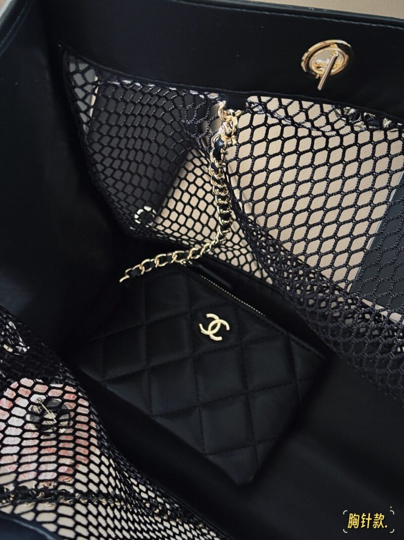 c94b1d418a.jpg 220 230 (brooch) with box
size:41*23cm
Xiaoxiangjia 25S fishing net bag
You can DIY it perfectly with the brooch!
It's too fragrant to love
There is also a small card bag inside, which can hold some change cards~
Hahaha, this is also perfect for su...