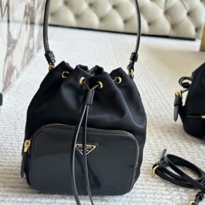 175 sets of boxes
size：21 19cm
Prada Hobo Nylon Bucket
Seeing the physical object is truly perfect!
package ??
Designed to be super convenient and comfortable!