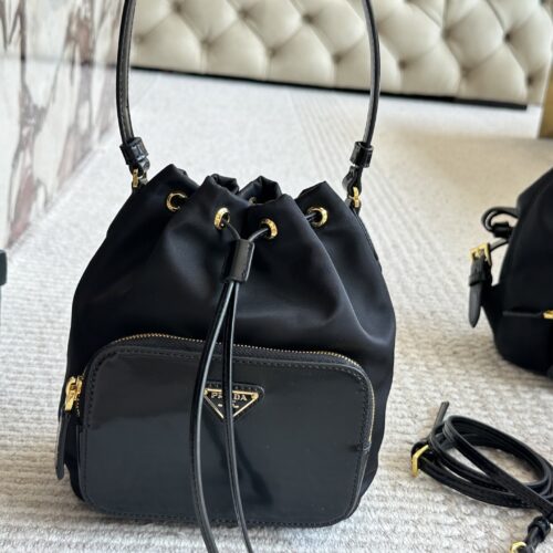 175 sets of boxes
size：21 19cm
Prada Hobo Nylon Bucket
Seeing the physical object is truly perfect!
package ??
Designed to be super convenient and comfortable!