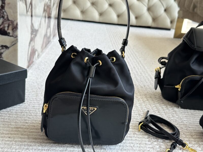 c94edea8ab.jpg 175 sets of boxes
size:21 19cm
Prada Hobo Nylon Bucket
Seeing the physical object is truly perfect!
package ??
Designed to be super convenient and comfortable!