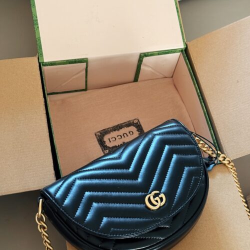 205 box
Size: 20 (top width) * 4cm
GG Marmont 23ss saddle bag,
It's hard not to love after watching it
Inside the original hardware version!
The upper body effect is also amazing!