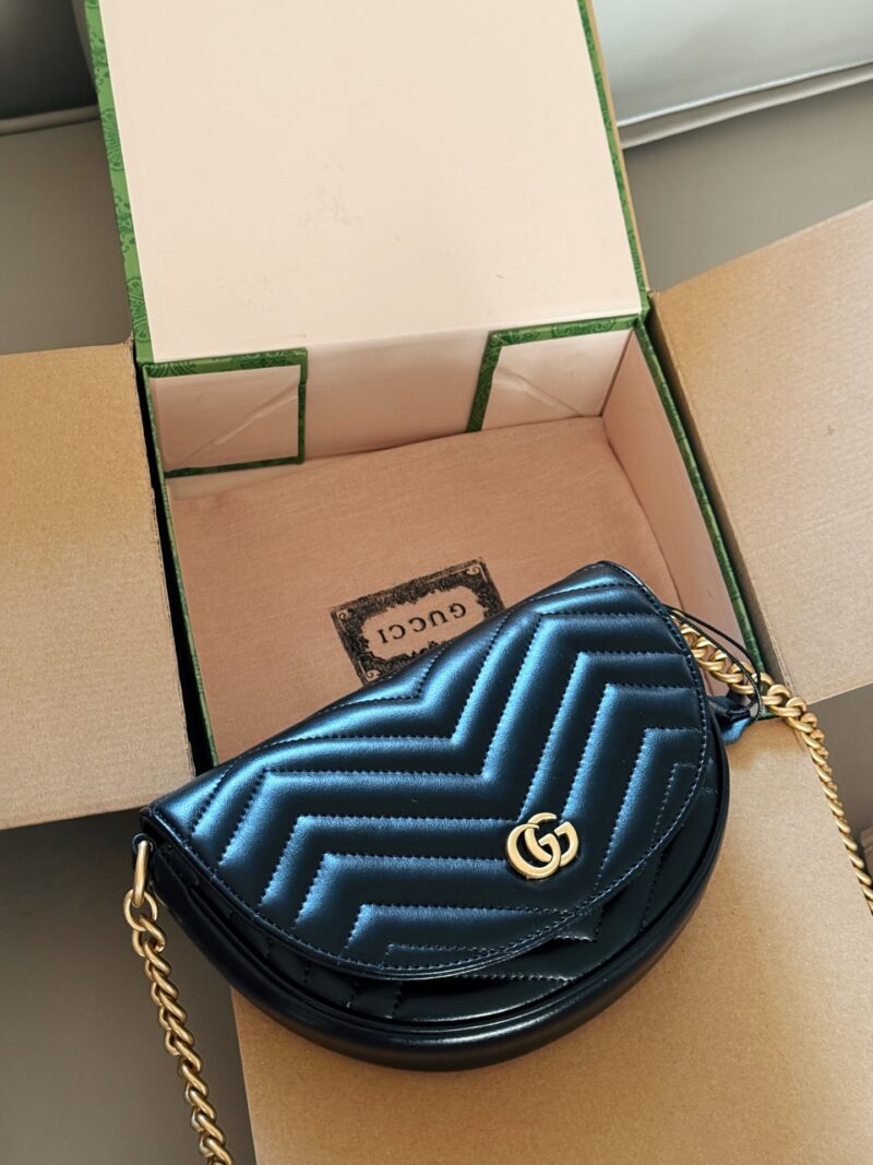 c95ffcfc98.jpg 205 box
Size: 20 (top width) * 4cm
GG Marmont 23ss saddle bag,
It's hard not to love after watching it
Inside the original hardware version!
The upper body effect is also amazing!