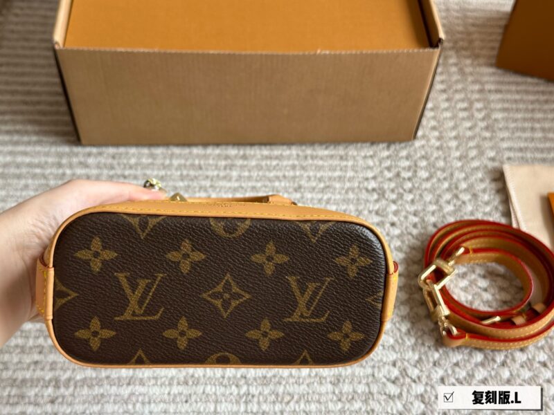 c960933553.jpg 220 boxes of yellow leather
Size: 20 * 4cm (small)
L Home Alma Shell Bag
Introverted! Deep and profound! flavoursome!
This versatile classic handbag
Still highly favored by modern people!