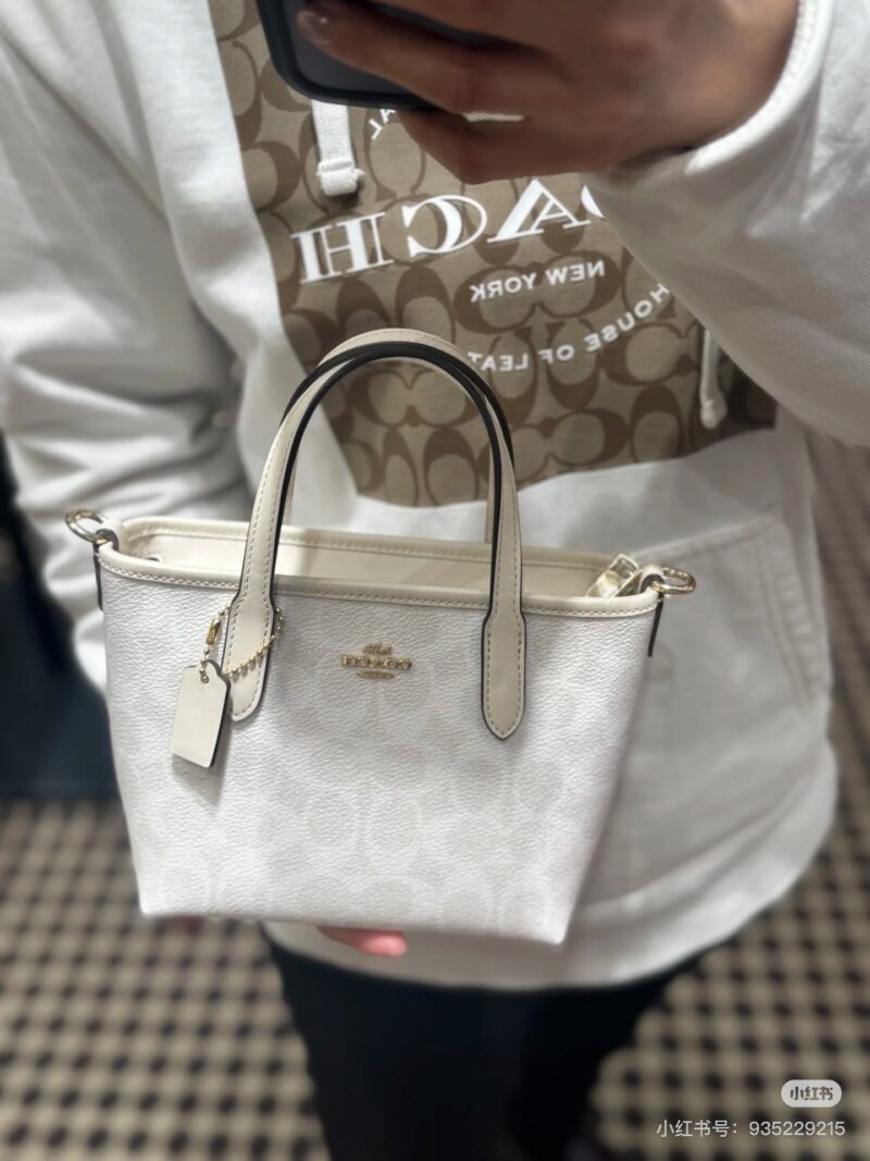 c97c4632d7.jpg Coach | New Mini Tote Glacier White is too beautiful~
Gentle girl should have a girl's heart bag
Paired with long and wide shoulder straps, providing ample comfort
Retro and versatile~