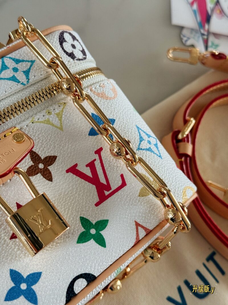 c982425790.jpg 520 Choose a Bag for Girlfriend
280 box upgrade version
size:19*12cm
L Home Vanity Small Box White Tri Color
?? Configure two shoulder straps
Super convenient and practical!
Who really sees who falls in love
The feeling of sinking at a glance u...