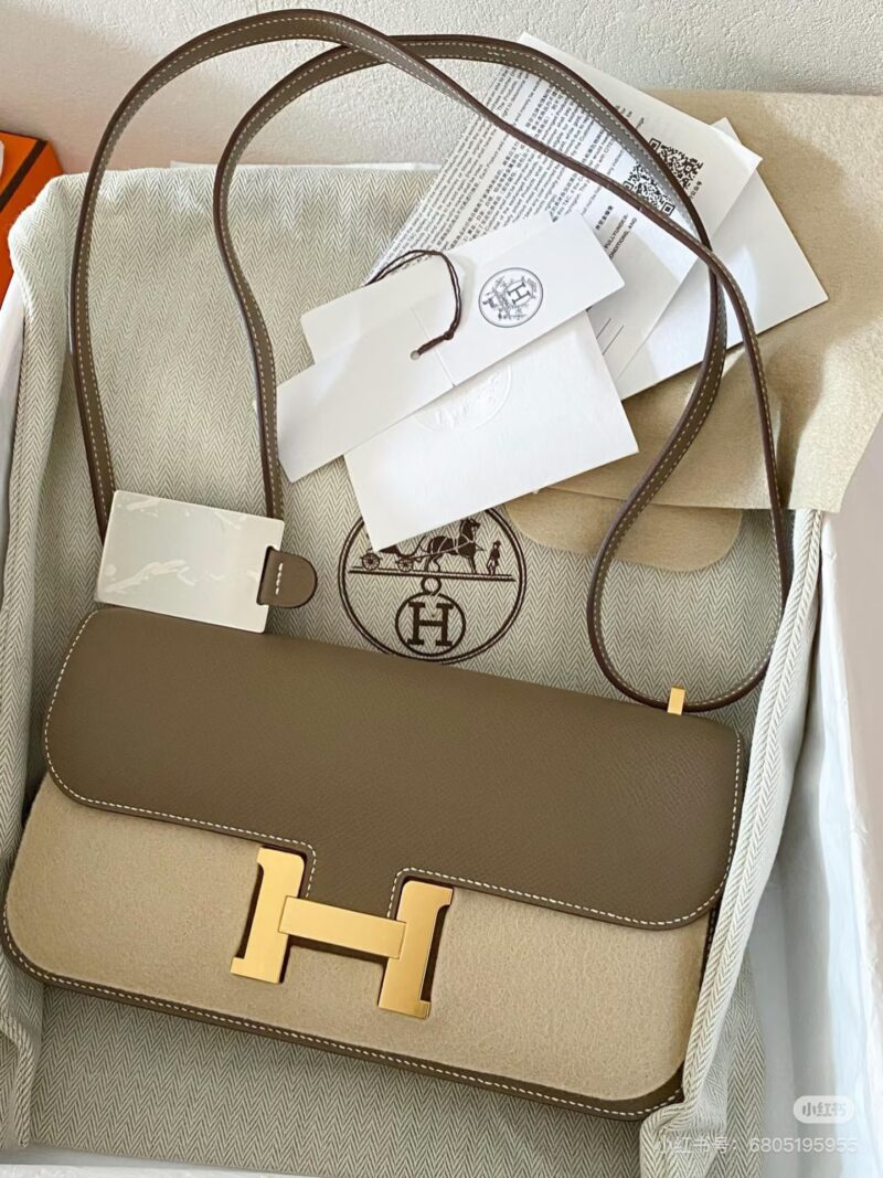 c98ba1c62d.jpg Constance Elan's new 24cm elephant grey gold buckle Epsom leather versatile color
Perhaps many people underestimate this color, but whether it's for daily travel or photography, it's very eye-catching. Fashionable and retro colors will never go out o...